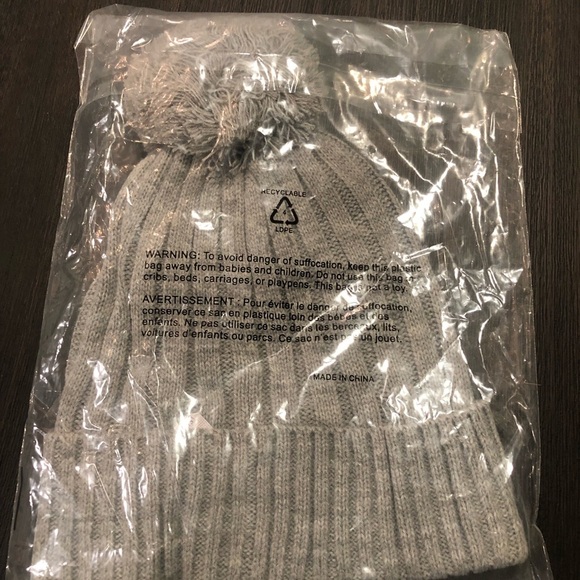 Michael Kors Beanie with Pom - Picture 7 of 8